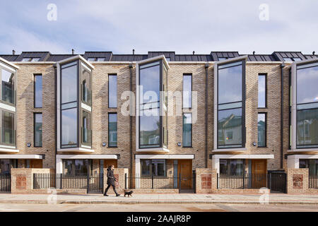 Frontansicht der modernen Terrasse. Warriner Gardens, London, Vereinigtes Königreich. Architekt: Kind Graddon Lewis, 2019. Stockfoto