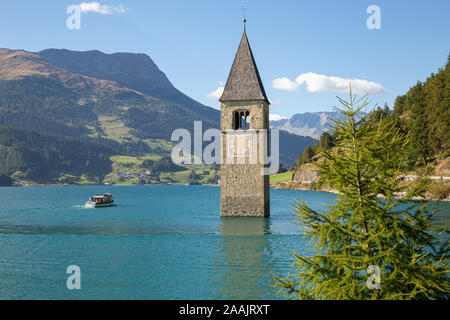 Der Glockenturm durch das Wasser in der Reschen See versenkt. Alpen, Italien. Stockfoto