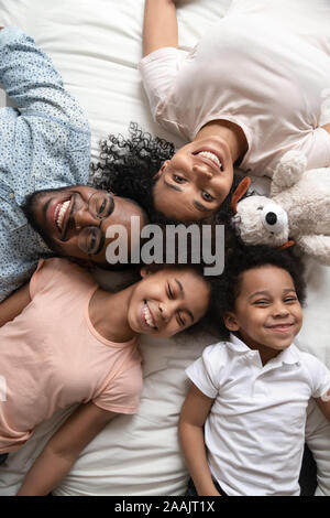 Senkrechte Draufsicht Portrait von Happy afrikanische Familie mit Kindern Stockfoto
