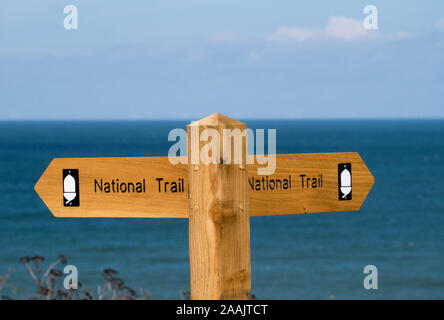 Eine hölzerne Wegweiser für die National Trail, auf dem North Norfolk Weg, mit der Nordsee über, Cromer, Norfolk, England, Großbritannien Stockfoto