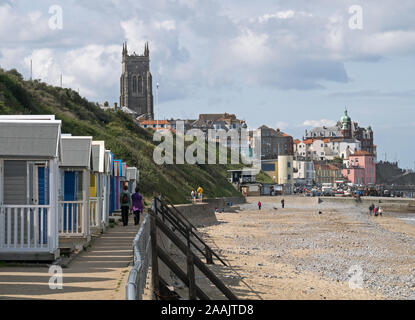 Cromer an der Norfolk Küste, mit seinem Strand, Strandhütten, buntem Gebäude und Kirchturm, Cromer, Norfolk, England, Großbritannien Stockfoto