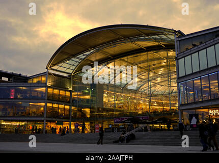 The Forum, ein denkmal denkmal Millennium Gebäude im Zentrum von Norwich, Norfolk, England, Großbritannien in Dusk Stockfoto