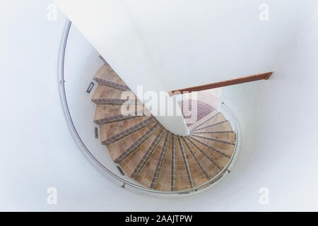 Weichen, weißen Wendeltreppe von oben bis unten nach innen View Tower Stockfoto