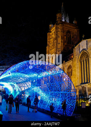 Der Tunnel des Lichts, Weihnachtsbeleuchtung, Nordlichterfahrung, in Norwich, Norfolk, England, Großbritannien Stockfoto