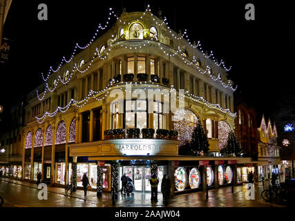 Jarrolds Kaufhaus, beleuchtet und dekoriert mit Weihnachtsbeleuchtung, im Stadtzentrum von Norwich, Norfolk, England, Großbritannien Stockfoto