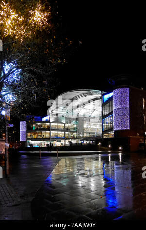 Das Forum, ein Wahrzeichen Millennium Gebäude im Zentrum von Norwich, Norfolk, England, Großbritannien bei Nacht mit Weihnachtsbeleuchtung. Stockfoto