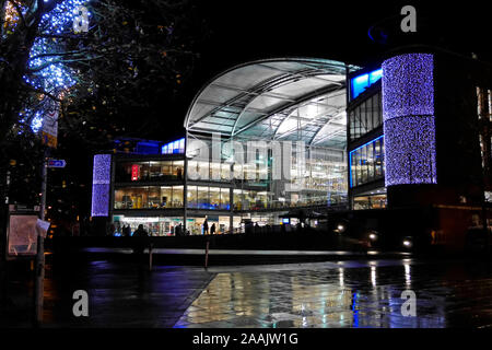 Das Forum, ein Wahrzeichen Millennium Gebäude im Zentrum von Norwich, Norfolk, England, Großbritannien bei Nacht mit Weihnachtsbeleuchtung. Stockfoto