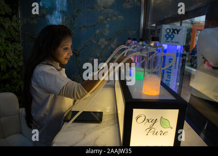 (191122) - NEW DELHI, November 22, 2019 (Xinhua) - einem Vertriebsmitarbeiter bereitet aromatische Sauerstofflaschen im 'Oxy Pure' Bar in Neu Delhi, Nov. 22, 2019. Eine Steckdose in der stark verschmutzten Hauptstadt verkauft Bewohner eine Miete von, was sie behauptet "reinen Sauerstoff". (Xinhua / Javed dar) Stockfoto