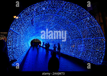 Der Tunnel des Lichts, Weihnachtsbeleuchtung, Nordlichterfahrung, in Norwich, Norfolk, England, Großbritannien Stockfoto