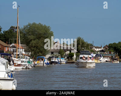 Bootstouren auf dem Fluss Yare, Teil des Norfolk Broads National Park, im Dorf Reedham, Norfolk, England, Großbritannien Stockfoto