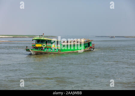 Die Boote auf dem Ayeyarwady Fluss in der Nähe von Mandalay, Myanmar. Stockfoto