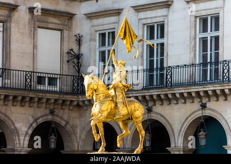 Die goldene Statue von Jeanne d'Arc (Jeanne d'Arc) auf ein Pferd mit Flagge in der Innenstadt von Paris, Frankreich Stockfoto