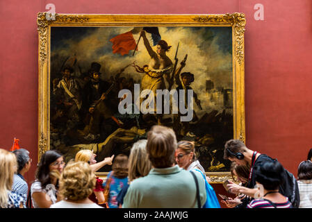 Viele Menschen schätzen Kunst der Freiheit, die die Menschen in das Louvre Museum, das weltweit grösste Art Museum und ein historisches Denkmal in Paris, Stockfoto