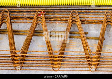 Rostigen Stahl Bars in Gruppe auf der Baustelle verwendet werden Stockfoto
