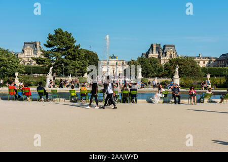 Touristen am Brunnen im Jardin des Tuileries Paris, ein öffentlicher Garten zwischen dem Louvre und dem Place de la Concorde entfernt Stockfoto