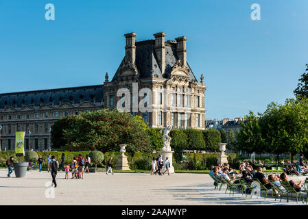 Gebäude des Louvre und Touristen am Brunnen im Jardin des Tuileries Paris, ein öffentlicher Garten zwischen dem Louvre und der Plac entfernt Stockfoto