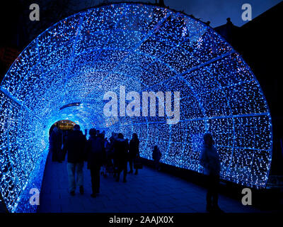 Der Tunnel des Lichts, Weihnachtsbeleuchtung, Nordlichterfahrung, in Norwich, Norfolk, England, Großbritannien Stockfoto