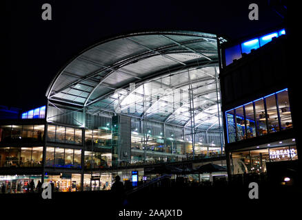 Das Forum, ein Wahrzeichen Millennium Gebäude bei Nacht, im Zentrum von Norwich, Norfolk, England, Großbritannien Stockfoto