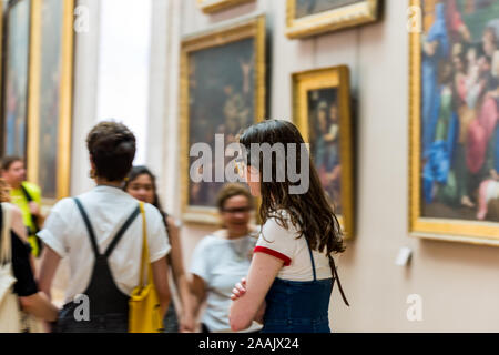 Viele Menschen schätzen Kunstwerke im Louvre Museum, der weltweit größten Art Museum und ein historisches Denkmal in Paris, Frankreich. Stockfoto