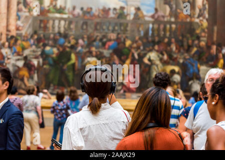 Viele Menschen schätzen Kunstwerke im Louvre Museum, der weltweit größten Art Museum und ein historisches Denkmal in Paris, Frankreich. Stockfoto