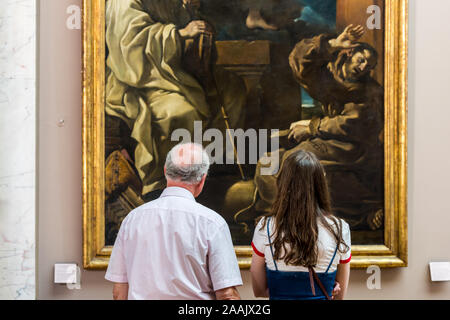 Viele Menschen schätzen Kunstwerke im Louvre Museum, der weltweit größten Art Museum und ein historisches Denkmal in Paris, Frankreich. Stockfoto