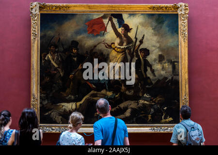 Viele Menschen schätzen Kunst der Freiheit, die die Menschen in das Louvre Museum, das weltweit grösste Art Museum und ein historisches Denkmal in Paris, Stockfoto