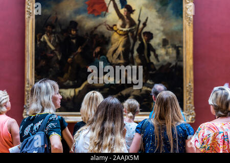 Viele Menschen schätzen Kunst der Freiheit, die die Menschen in das Louvre Museum, das weltweit grösste Art Museum und ein historisches Denkmal in Paris, Stockfoto