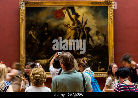 Viele Menschen schätzen Kunst der Freiheit, die die Menschen in das Louvre Museum, das weltweit grösste Art Museum und ein historisches Denkmal in Paris, Stockfoto