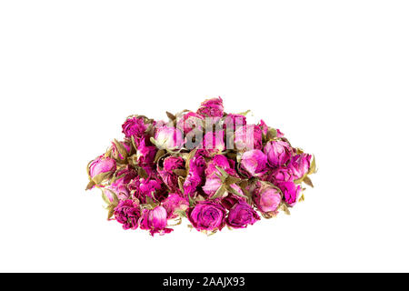 Stapel der getrockneten Rose, Rosa Damascena Flower auf weißem Hintergrund, verwendet, um Tee zu machen. Stockfoto