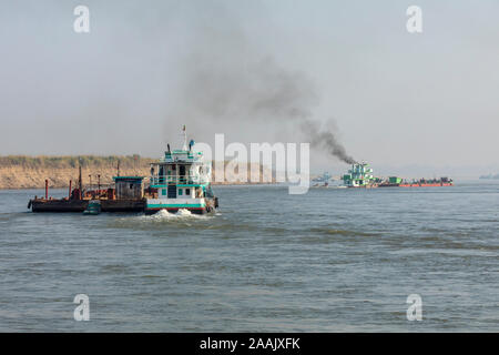 Die Boote auf dem Ayeyarwady Fluss in der Nähe von Mandalay, Myanmar. Stockfoto