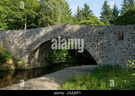 Alte Brücke. Auch als Old Manor Brig, Römische Brücke oder Manor Wasser Brücke bekannt. Peebles, Scottish Borders, Schottland Stockfoto