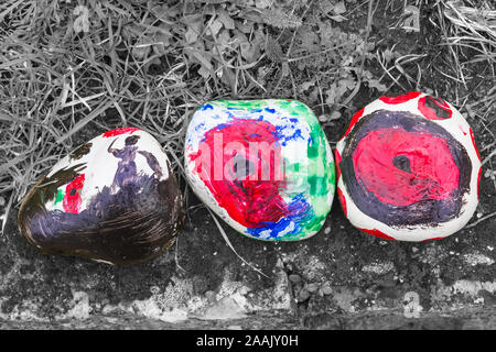 Steine Steine für den Tag der Erinnerung in einer Reihe, die bis zu den Eingang von Christchurch Priory, Dorset Großbritannien im November IN EINE REIHE gelegt lackiert Stockfoto