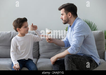 Wütend strengen Vater schelte Vorträge naughty hartnäckige kleine Sohn Stockfoto