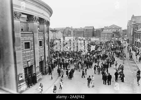 Bergarbeiter außerhalb der Stadt in der Memorial Hall in Sheffield für den NUM-Delegiertenversammlung. Stockfoto