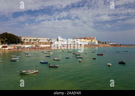 Blick auf die Skyline der Stadt und den Playa La Caleta Strand vom Castillo de Santa Catalina, Cadiz, Andalusien, Spanien, Europa Stockfoto