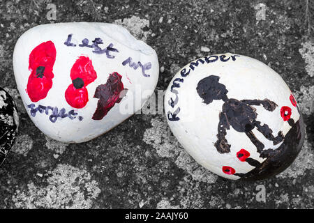 Steine Steine für den Tag der Erinnerung in einer Reihe, die bis zu den Eingang von Christchurch Priory, Dorset Großbritannien im November IN EINE REIHE gelegt lackiert Stockfoto