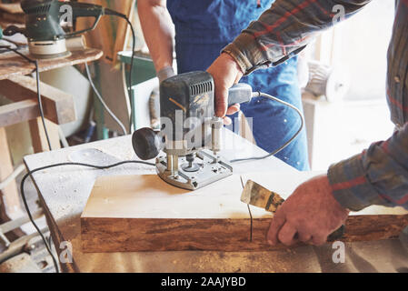 Porträt eines Zimmermanns in Arbeitskleidung in der Werkstatt der Tischler Shop. Stockfoto