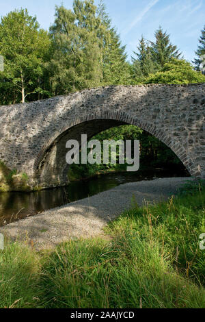 Alte Brücke. Auch als Old Manor Brig, Römische Brücke oder Manor Wasser Brücke bekannt. Peebles, Scottish Borders, Schottland Stockfoto