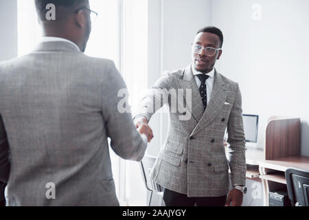 Zwei schöne und fröhliche african american Executive Business Mann an den Arbeitsbereich Büro Stockfoto