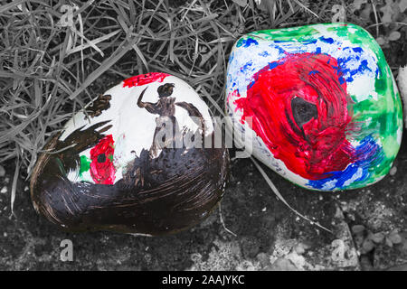 Steine Steine für den Tag der Erinnerung in einer Reihe, die bis zu den Eingang von Christchurch Priory, Dorset Großbritannien im November IN EINE REIHE gelegt lackiert Stockfoto