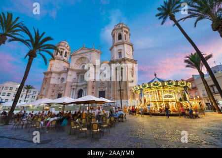 Cafe und Karussell außerhalb der Cadiz Kathedrale an der Plaza de la Catedral am Abend, Cadiz, Andalusien, Spanien, Europa Stockfoto