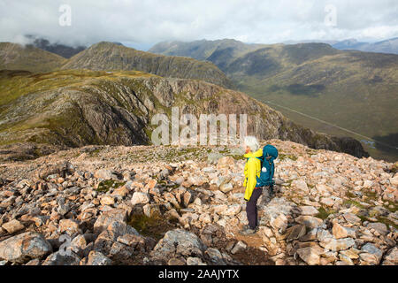 Eine weibliche Walker auf der Buachaiile Etive Mor Grat über Glen Coe, Schottland, Großbritannien. Stockfoto