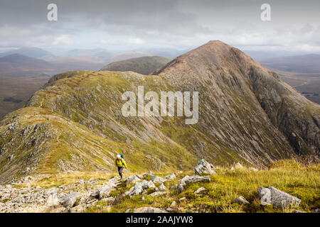 Eine weibliche Walker auf der Buachaiile Etive Mor Grat über Glen Coe, Schottland, Großbritannien. Stockfoto