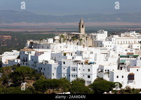 Blick über die Hügel der Stadt mit der Iglesia Divino Salvador, Vejer de la Frontera, Provinz Cadiz, Andalusien, Spanien, Europa Stockfoto