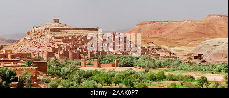 Die historische befestigte Wüstenstadt (ksar) von Ait Benhaddou zwischen der Wüste Sahara und Marrakesch. Zum UNESCO-Weltkulturerbe gehört Marokko Stockfoto