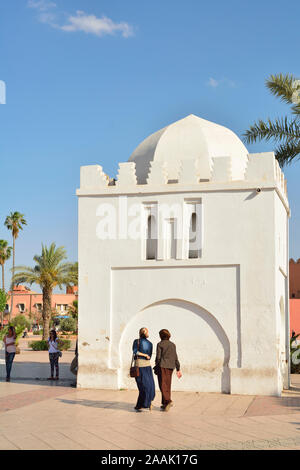 Zwei marokkanischen Mädchen in traditioneller Kleidung in der Nähe der Koutoubia Moschee. Marrakesch, Marokko Stockfoto