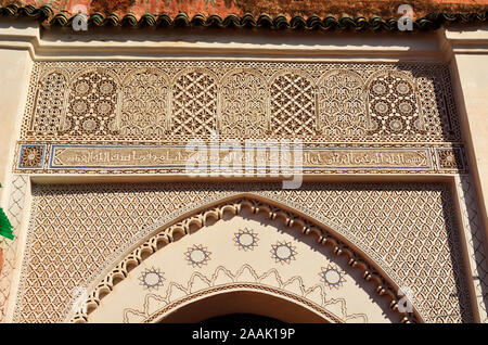 Erstaunlich Stuck in einer Moschee in der Medina von Marrakesch. Marokko Stockfoto