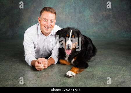 Porträt eines Mannes mit Berner Sennenhund Stockfoto