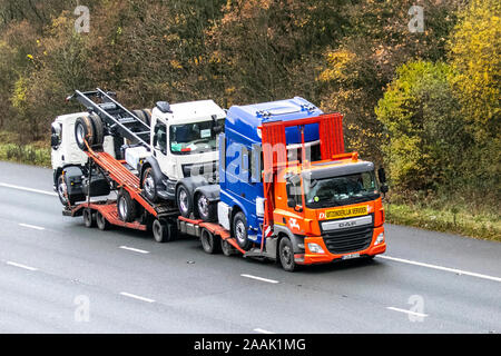 Autotransporter; Uitzonderlijk Vervoer, Belgien Überdimensionierung der Last neue kommerzielle Daf CF-Traktoreinheiten; EU-ausländische Schwere Transportfahrzeuge, niederländische Lastkraftwagen, Transport, LKW, Exportfrachtträger, Fahrzeug, kommerzieller Transport, außergewöhnliche Konvoi-Industrie, M61 bei Manchester, Großbritannien Stockfoto