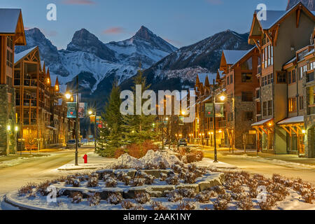 Canmore, Alberta, Kanada - 22. November 2019: Am frühen Morgen Straße mit Eigentumswohnungen in der 'Spring Creek' Entwicklung Stockfoto